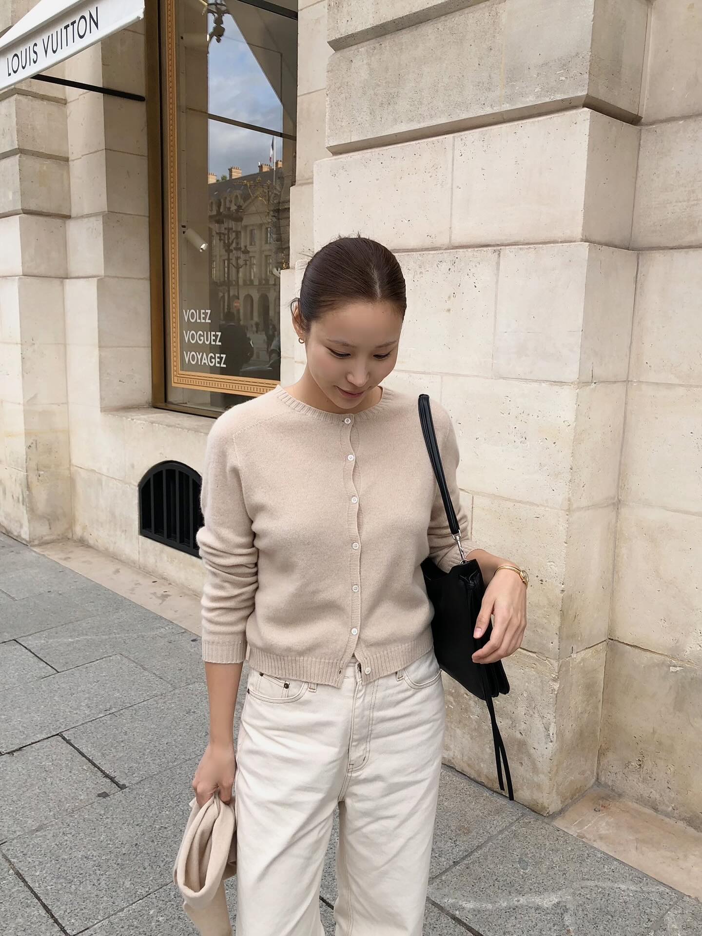 Lý do cần có áo len sáng màu trong tủ đồ: Phối đơn giản cũng trẻ ra vài tuổi, độ sang xịn miễn bàn- Ảnh 7. Lý do cần có áo len sáng màu trong tủ đồ: Phối đơn giản cũng trẻ ra vài tuổi, độ sang xịn miễn bàn- Ảnh 7.