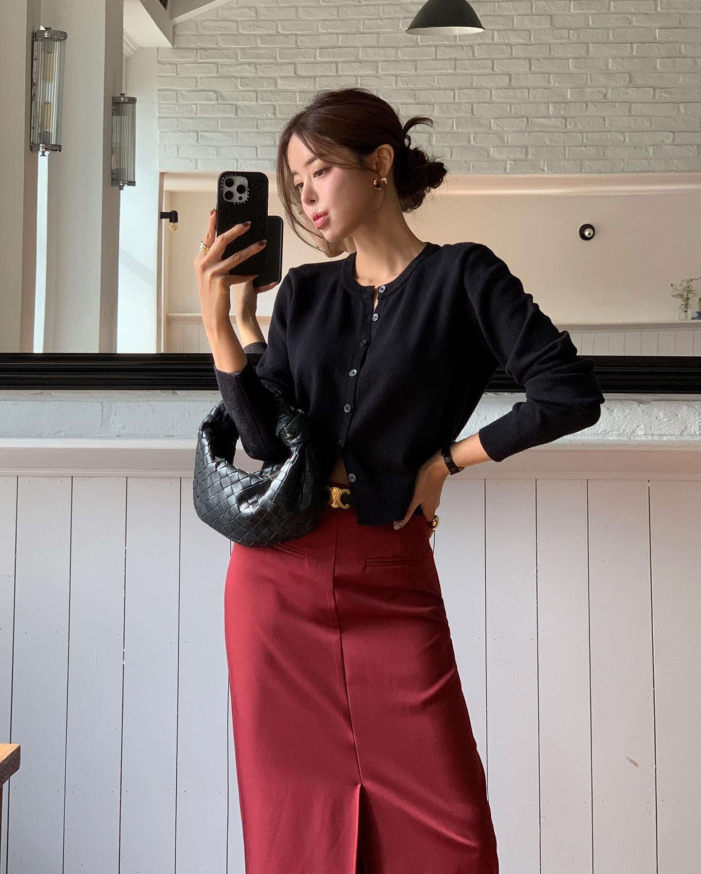 Mùa đông này màu đỏ vẫn rất hot: Gợi ý 10 cách phối đồ cực kỳ sang trọng, giúp bạn nổi bật giữa đám đông- Ảnh 7. Mùa đông này màu đỏ vẫn rất hot: Gợi ý 10 cách phối đồ cực kỳ sang trọng, giúp bạn nổi bật giữa đám đông- Ảnh 7.