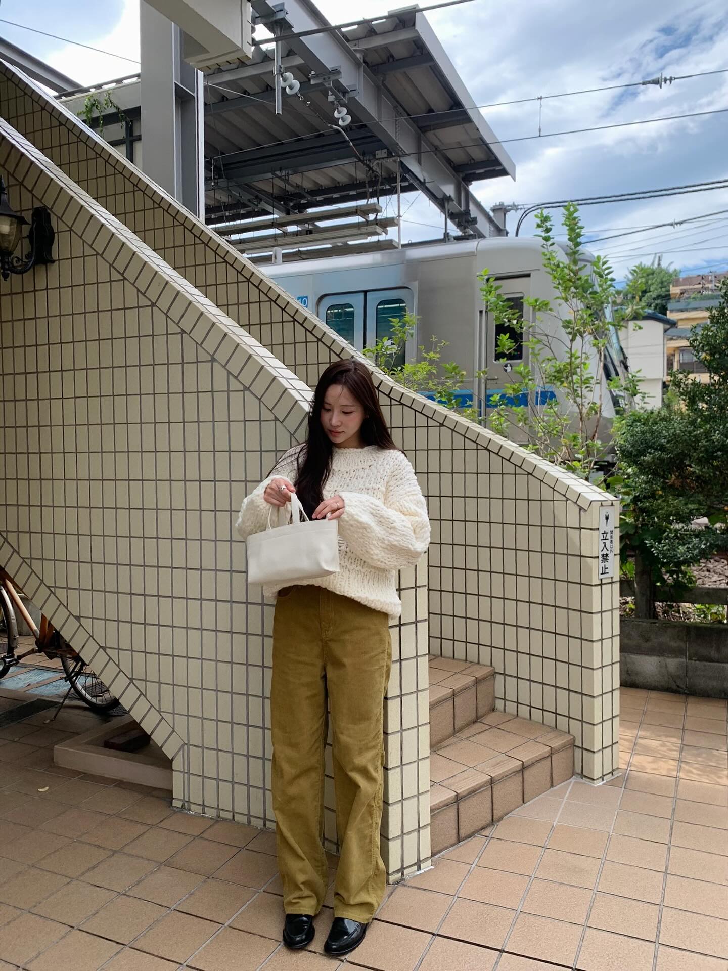 Lý do cần có áo len sáng màu trong tủ đồ: Phối đơn giản cũng trẻ ra vài tuổi, độ sang xịn miễn bàn- Ảnh 13. Lý do cần có áo len sáng màu trong tủ đồ: Phối đơn giản cũng trẻ ra vài tuổi, độ sang xịn miễn bàn- Ảnh 13.