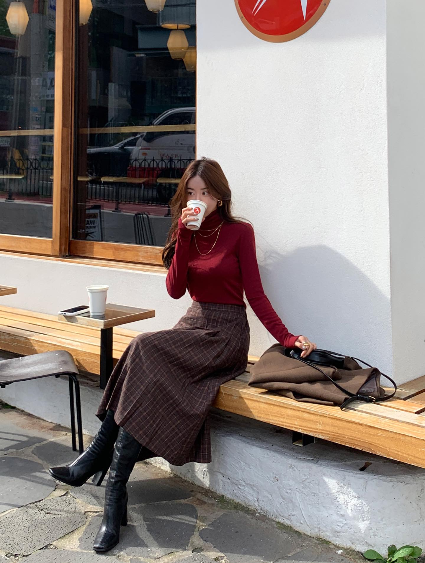 Mùa đông này màu đỏ vẫn rất hot: Gợi ý 10 cách phối đồ cực kỳ sang trọng, giúp bạn nổi bật giữa đám đông- Ảnh 10. Mùa đông này màu đỏ vẫn rất hot: Gợi ý 10 cách phối đồ cực kỳ sang trọng, giúp bạn nổi bật giữa đám đông- Ảnh 10.