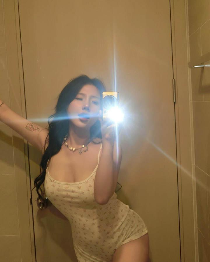 Hot girl diện chiếc váy táo bạo làm fan say nắng- Ảnh 5. Hot girl diện chiếc váy táo bạo làm fan say nắng- Ảnh 5.