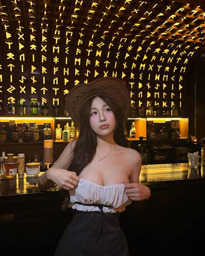 Hot girl khoe đường cong với phong cách đầy táo bạo- Ảnh 12. Hot girl khoe đường cong với phong cách đầy táo bạo- Ảnh 12.