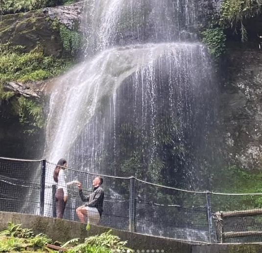 Chồng cũ MC Hoàng Oanh quỳ gối cầu hôn bạn gái mới sau 3 năm ly hôn- Ảnh 1. Chồng cũ MC Hoàng Oanh quỳ gối cầu hôn bạn gái mới sau 3 năm ly hôn- Ảnh 1.