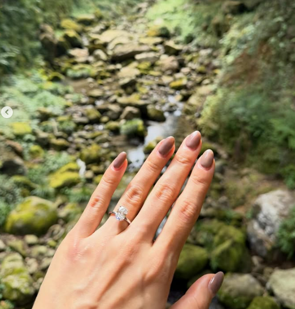 Chồng cũ MC Hoàng Oanh quỳ gối cầu hôn bạn gái mới sau 3 năm ly hôn- Ảnh 2. Chồng cũ MC Hoàng Oanh quỳ gối cầu hôn bạn gái mới sau 3 năm ly hôn- Ảnh 2.