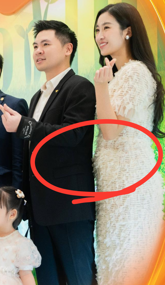 Đỗ Mỹ Linh cùng chồng Chủ tịch đưa con gái đi tiệm sách, lộ chi tiết liên quan chuyện mang bầu lần 2- Ảnh 2. Đỗ Mỹ Linh cùng chồng Chủ tịch đưa con gái đi tiệm sách, lộ chi tiết liên quan chuyện mang bầu lần 2- Ảnh 2.