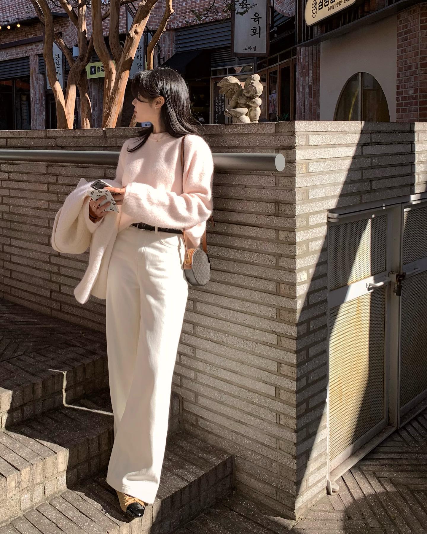 Áo len và quần ống rộng: Combo đơn giản nhất nhưng độ sành điệu là số 1 mùa đông này- Ảnh 1. Áo len và quần ống rộng: Combo đơn giản nhất nhưng độ sành điệu là số 1 mùa đông này- Ảnh 1.