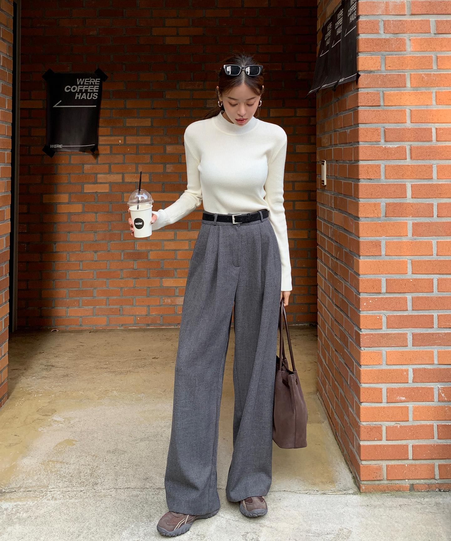 Áo len và quần ống rộng: Combo đơn giản nhất nhưng độ sành điệu là số 1 mùa đông này- Ảnh 9. Áo len và quần ống rộng: Combo đơn giản nhất nhưng độ sành điệu là số 1 mùa đông này- Ảnh 9.