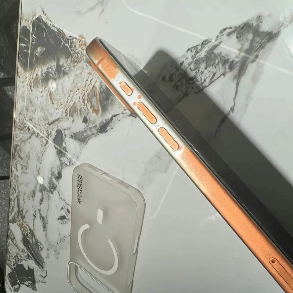 Sự thật iPhone 17 Pro Max “bay màu” sau khi lau bằng khăn ướt- Ảnh 3. Sự thật iPhone 17 Pro Max “bay màu” sau khi lau bằng khăn ướt- Ảnh 3.