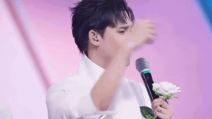 Nam ca sĩ Việt suýt mất thính lực sau 3 lần phẫu thuật, chứng kiến mẹ gục ngã ngay trước mắt- Ảnh 1. Nam ca sĩ Việt suýt mất thính lực sau 3 lần phẫu thuật, chứng kiến mẹ gục ngã ngay trước mắt- Ảnh 1.