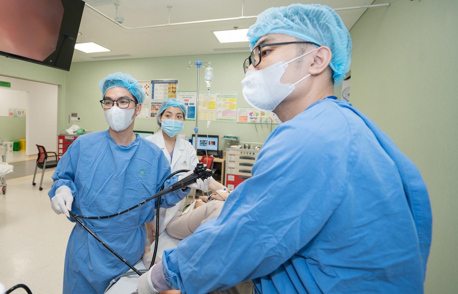 Nội soi lấy khối bã thức ăn "khổng lồ" 15cm trong dạ dày- Ảnh 2. Nội soi lấy khối bã thức ăn "khổng lồ" 15cm trong dạ dày- Ảnh 2.