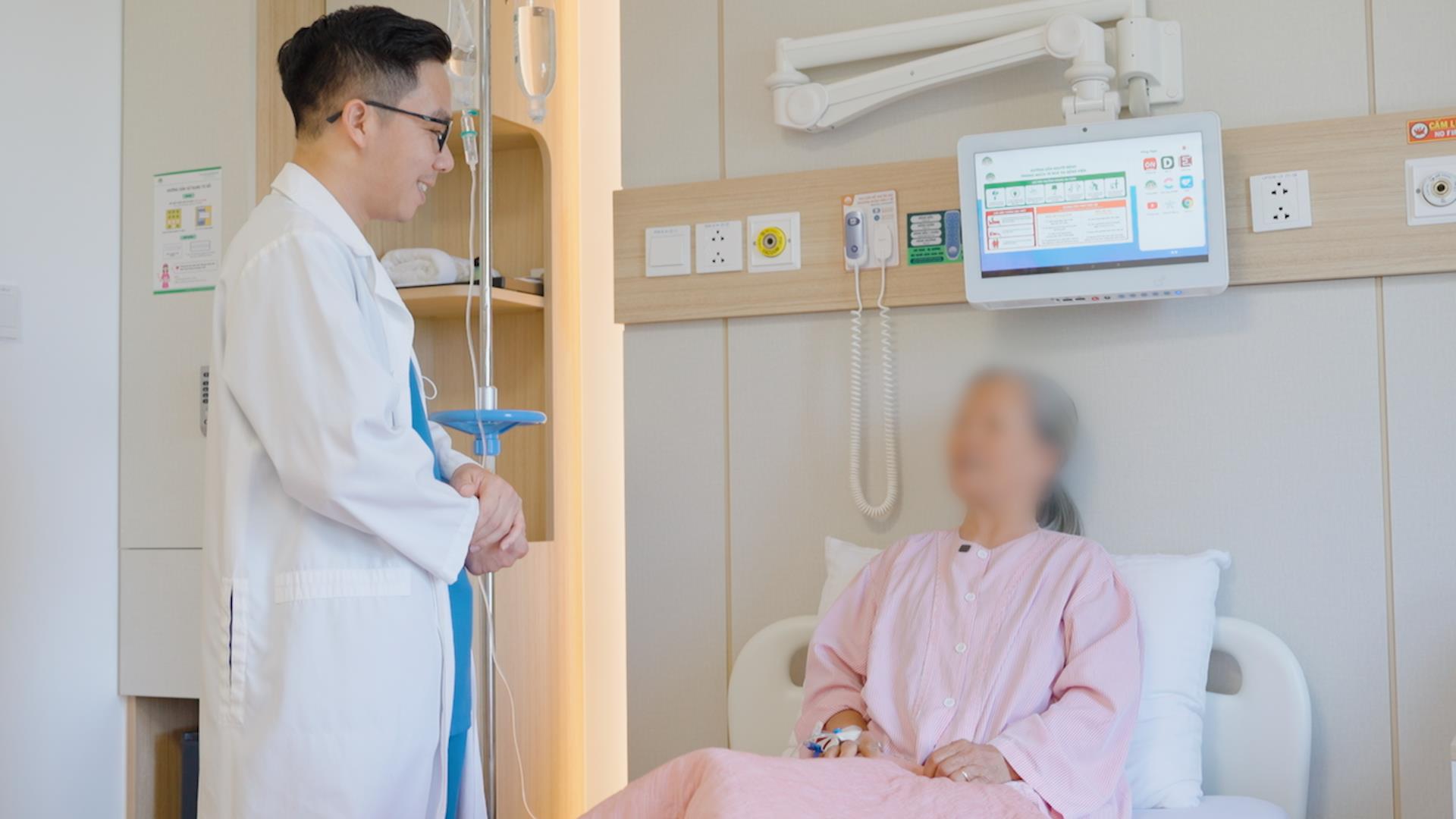 Nội soi lấy khối bã thức ăn "khổng lồ" 15cm trong dạ dày- Ảnh 3. Nội soi lấy khối bã thức ăn "khổng lồ" 15cm trong dạ dày- Ảnh 3.