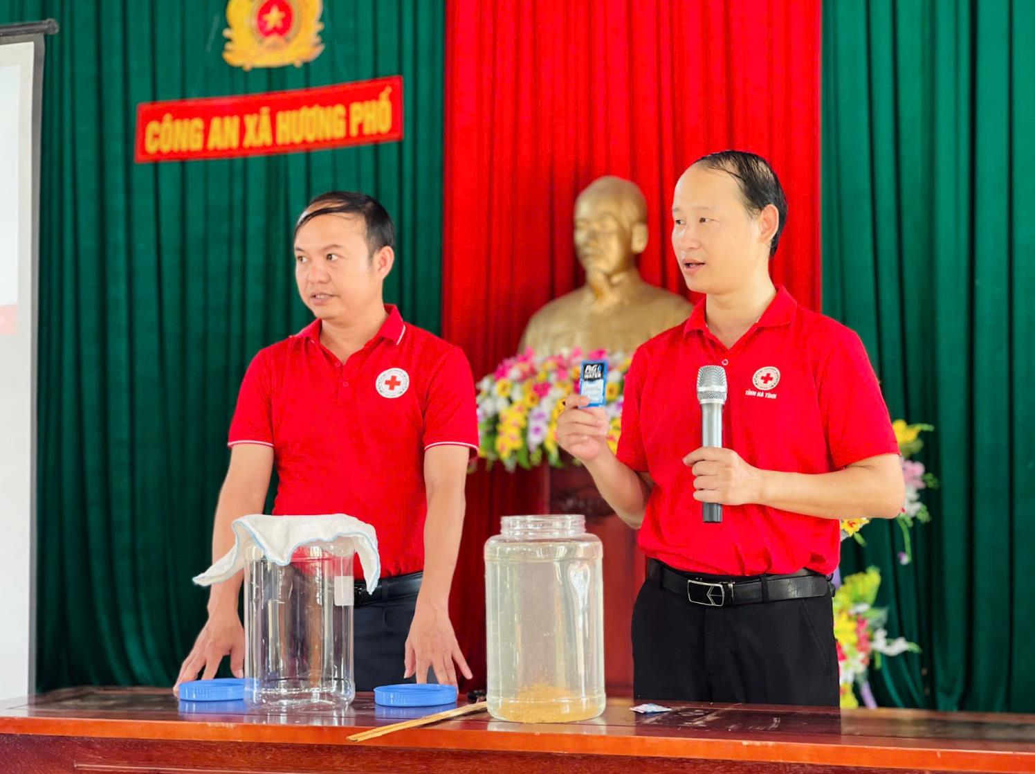 P&G Việt Nam hỗ trợ cộng đồng bị ảnh hưởng bởi bão lũ- Ảnh 2. P&G Việt Nam hỗ trợ cộng đồng bị ảnh hưởng bởi bão lũ- Ảnh 2.