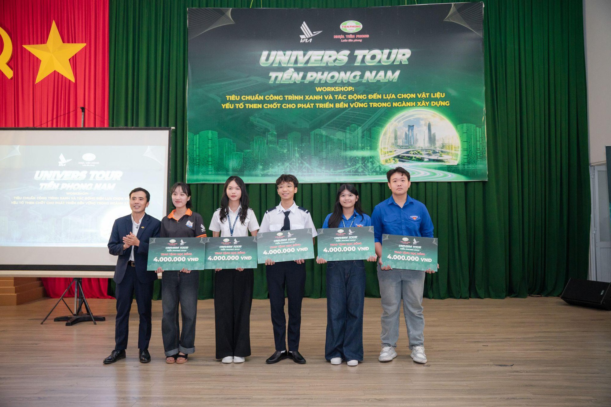 Univers Tour Tiền Phong Nam kết nối tri thức cùng Học viện Hàng không Việt Nam- Ảnh 3. Univers Tour Tiền Phong Nam kết nối tri thức cùng Học viện Hàng không Việt Nam- Ảnh 3.