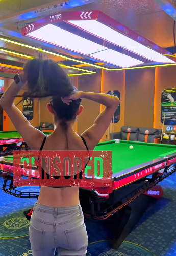 Ăn mặc phản cảm chơi Bida, hot girl khiến ai cũng phải “cạn lời”- Ảnh 1.