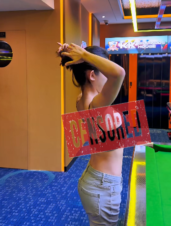 Ăn mặc phản cảm chơi Bida, hot girl khiến ai cũng phải “cạn lời”- Ảnh 2.