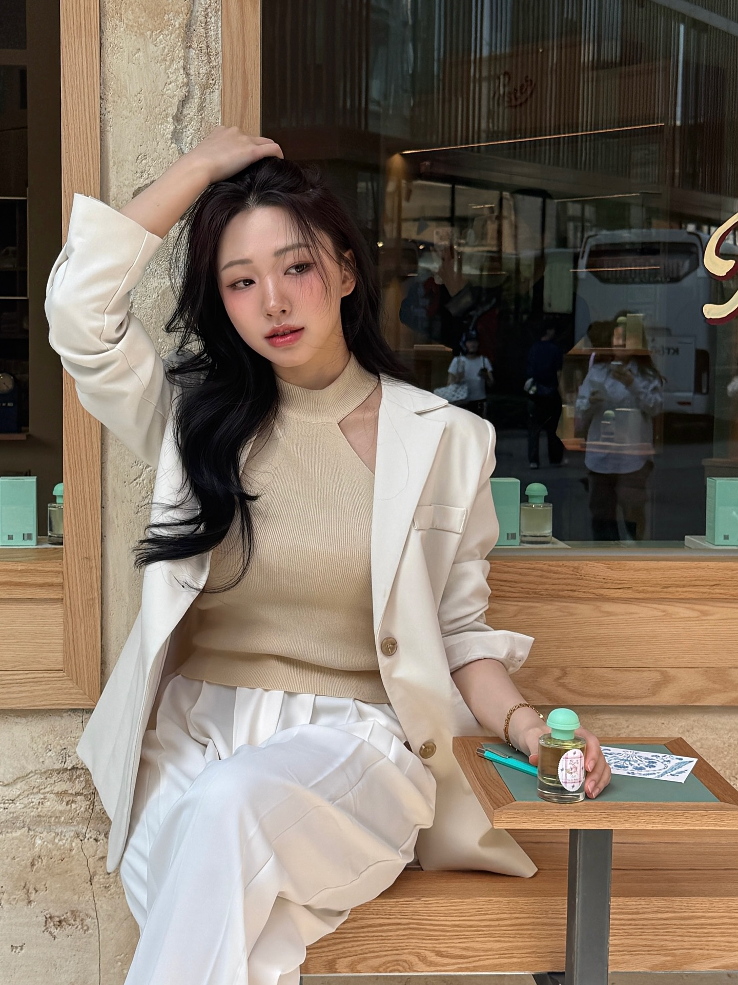 Đang hot hơn cả trang phục màu đen chính là đồ màu trắng - be: Trẻ trung hơn nhiều, tinh tế đỉnh cao- Ảnh 1.