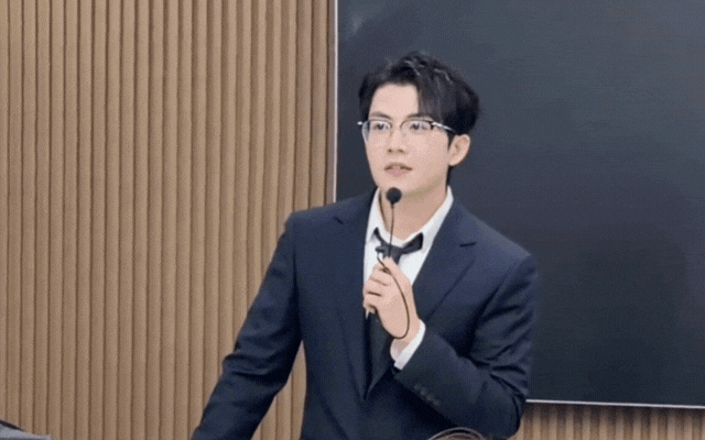 Giảng viên Học viện Kinh tế đối ngoại đẹp tựa nam thần, hát hay như ca sĩ, xem 100 lần vẫn chưa thấy đủ- Ảnh 1.