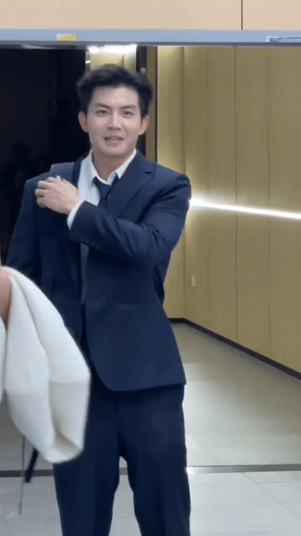 Giảng viên Học viện Kinh tế đối ngoại đẹp tựa nam thần, hát hay như ca sĩ, xem 100 lần vẫn chưa thấy đủ- Ảnh 5.