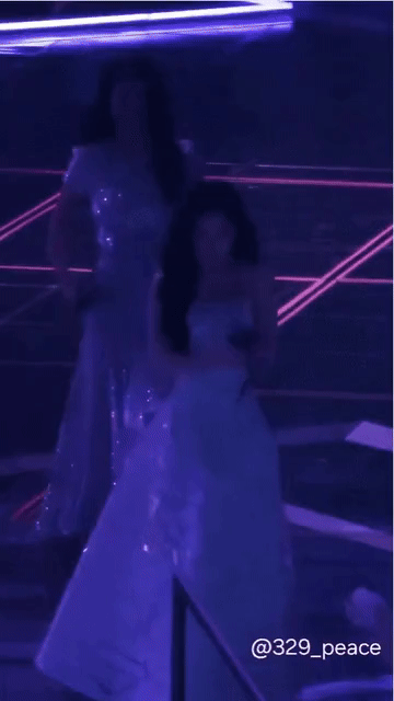 Cú ngã điếng người của nữ thần đẹp nhất showbiz: Pha xử lý vô cùng chuyên nghiệp trên sân khấu của chủ nhân- Ảnh 1.