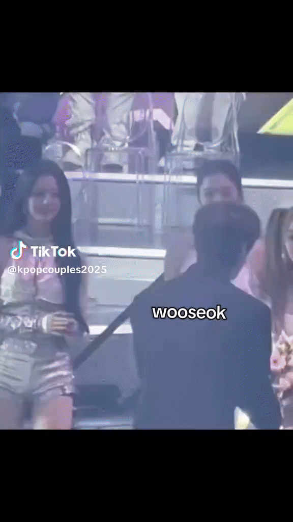 Lộ clip công chúa Kpop liếc mắt đưa tình với nam thần showbiz, cặp đôi Cõng Anh Mà Chạy vậy là toang?- Ảnh 1.