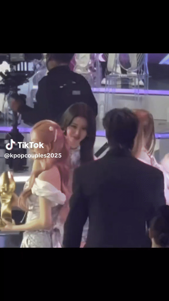 Lộ clip công chúa Kpop liếc mắt đưa tình với nam thần showbiz, cặp đôi Cõng Anh Mà Chạy vậy là toang?- Ảnh 2.