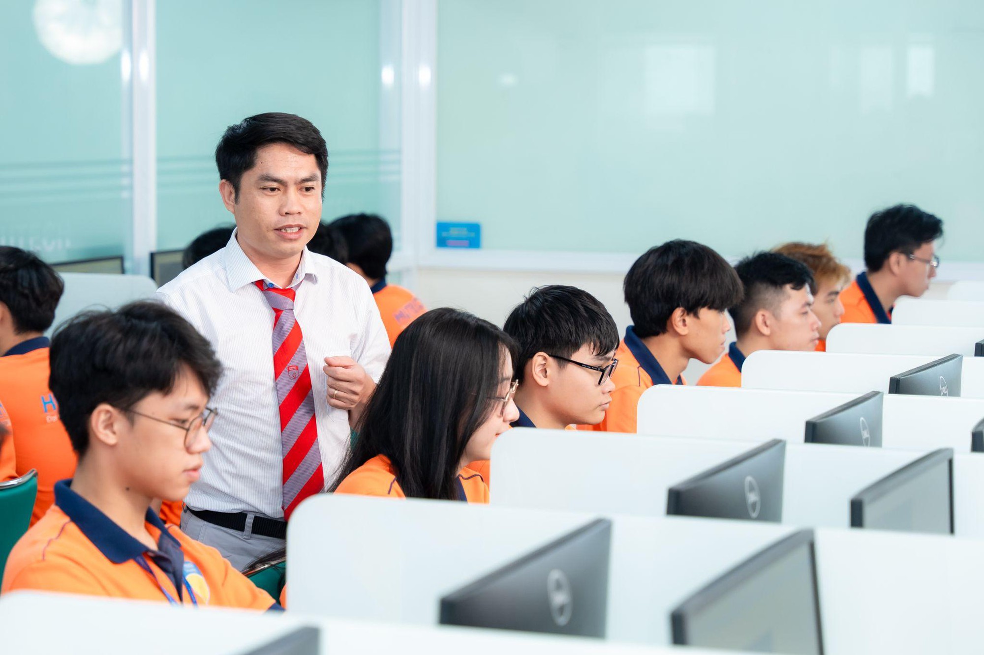 Giảng viên là chuyên gia doanh nghiệp: Lợi thế để sinh viên HUTECH “chạm” thị trường sớm- Ảnh 4. Giảng viên là chuyên gia doanh nghiệp: Lợi thế để sinh viên HUTECH “chạm” thị trường sớm- Ảnh 4.