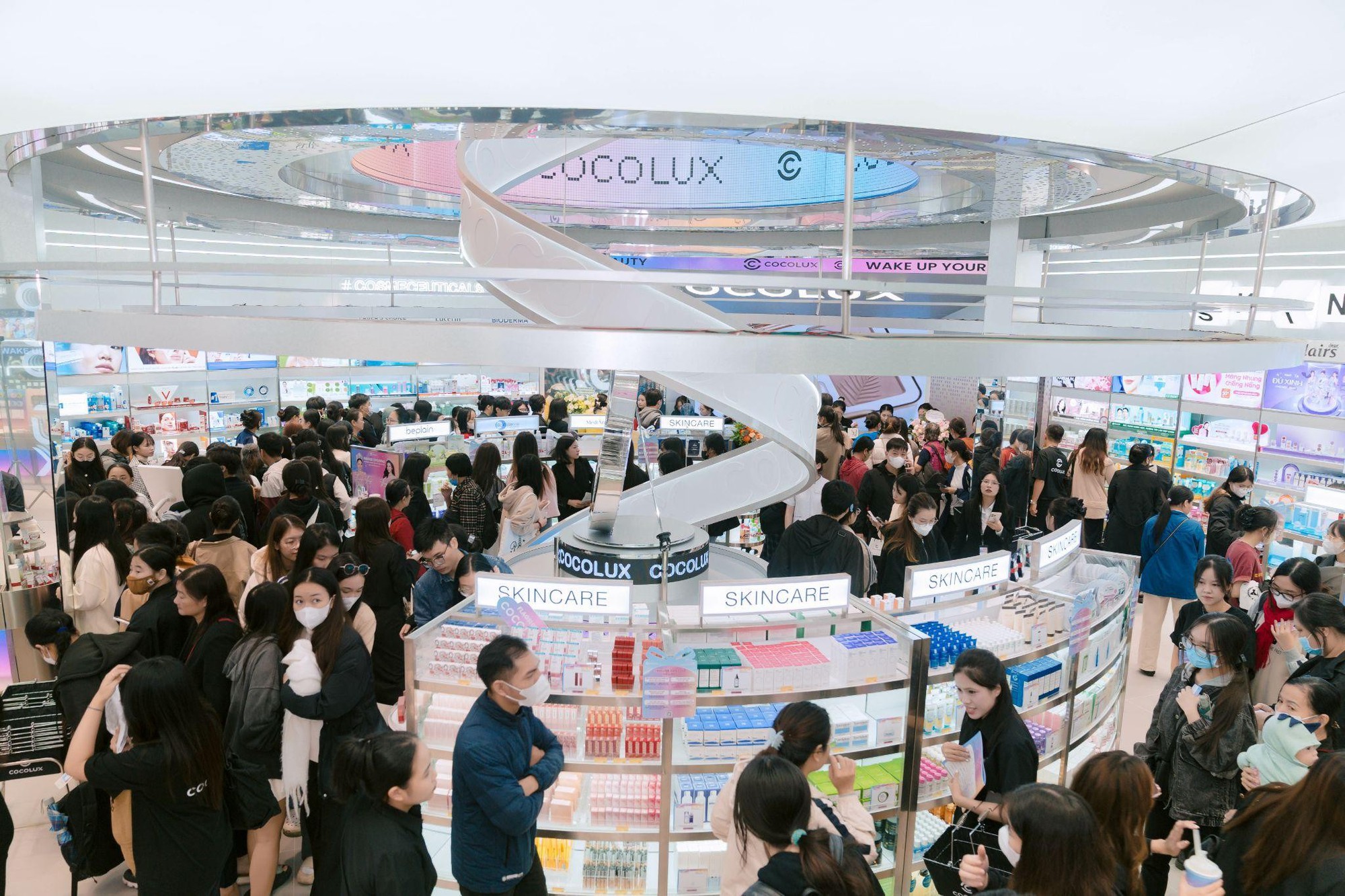 Hoa hậu Thanh Thuỷ - Lương Thuỳ Linh cùng đổ bộ Flagship COCOLUX, nhan sắc “đỉnh chóp” khiến fans không rời mắt- Ảnh 1.