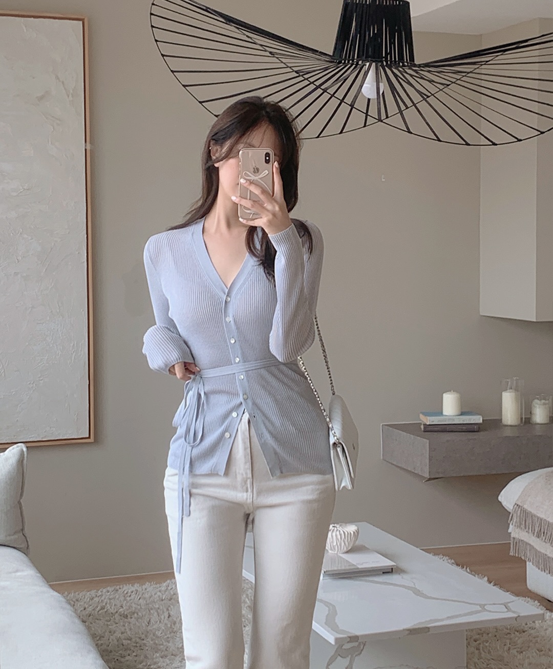 5 cách mặc áo len hack dáng cao ráo và thon thả hơn, chị em chưa chắc đã biết hết- Ảnh 4. 5 cách mặc áo len hack dáng cao ráo và thon thả hơn, chị em chưa chắc đã biết hết- Ảnh 4.