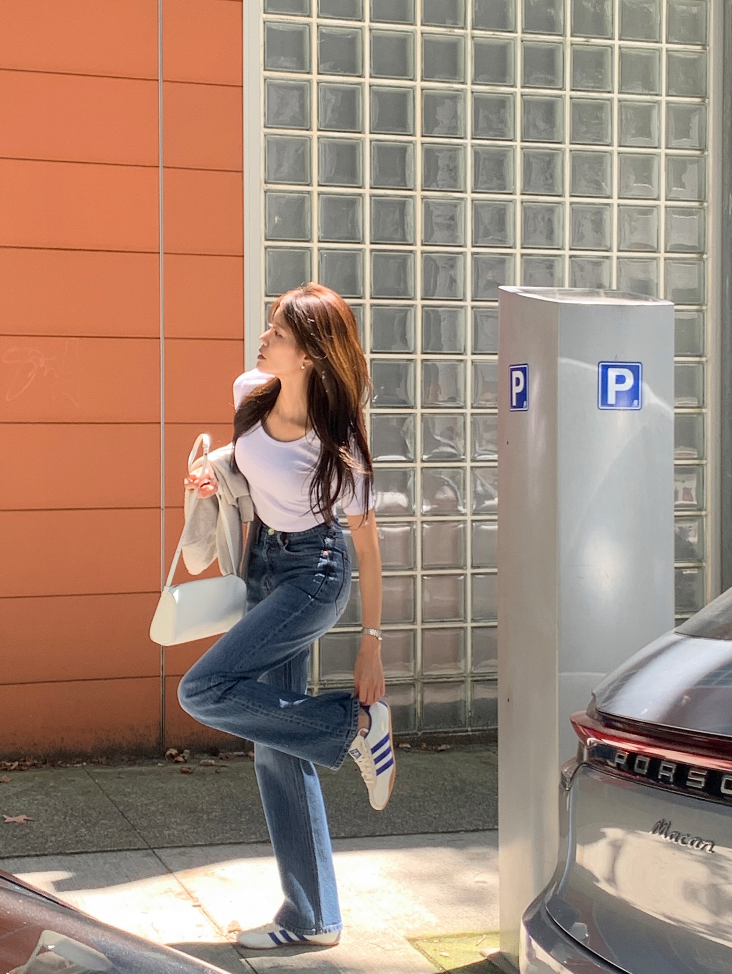 Giày đi với quần jeans: Phải chọn đúng 5 kiểu này thì mới sành điệu từng centimet- Ảnh 11.