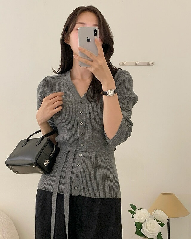 5 cách mặc áo len hack dáng cao ráo và thon thả hơn, chị em chưa chắc đã biết hết- Ảnh 3. 5 cách mặc áo len hack dáng cao ráo và thon thả hơn, chị em chưa chắc đã biết hết- Ảnh 3.