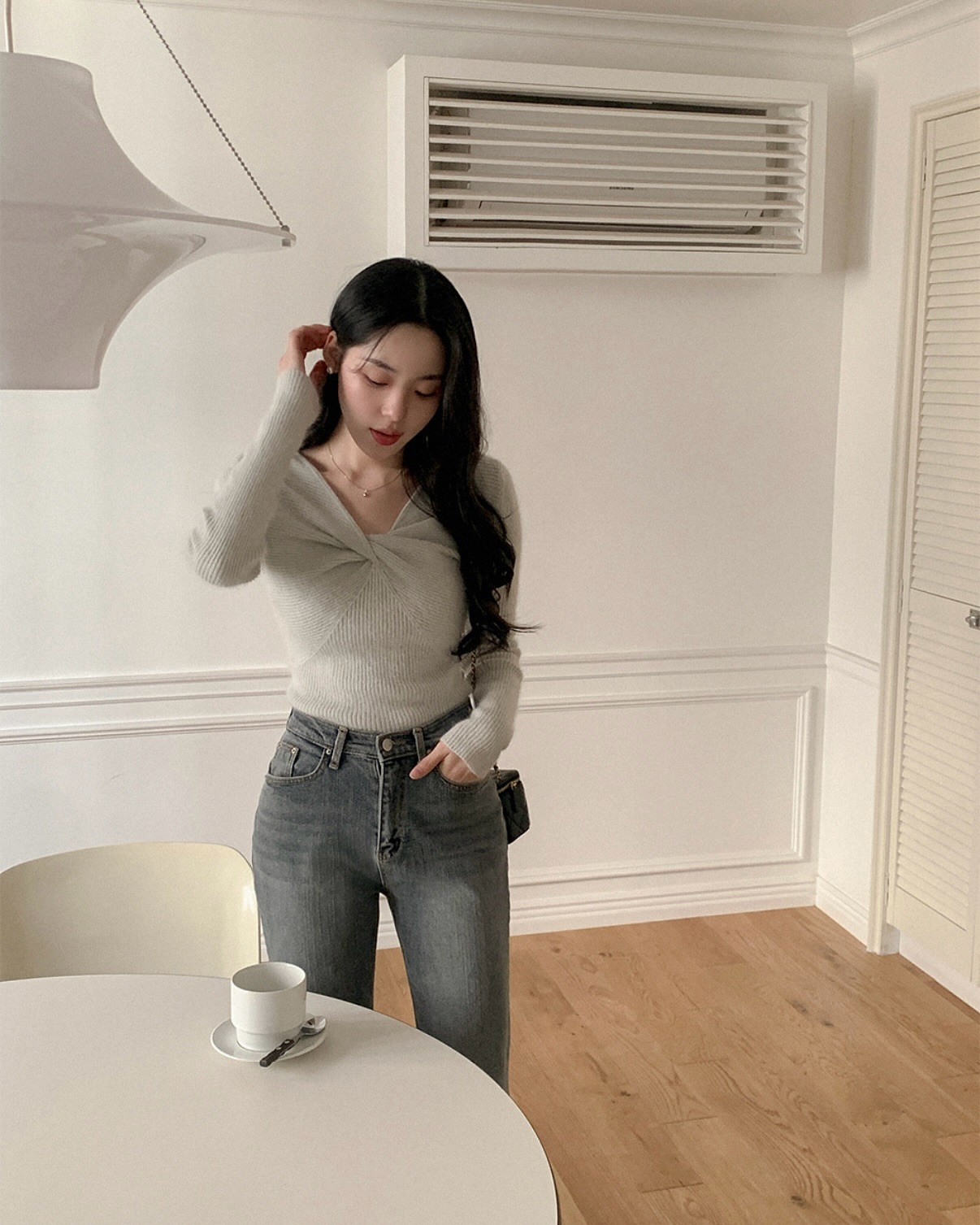 5 cách mặc áo len hack dáng cao ráo và thon thả hơn, chị em chưa chắc đã biết hết- Ảnh 6. 5 cách mặc áo len hack dáng cao ráo và thon thả hơn, chị em chưa chắc đã biết hết- Ảnh 6.