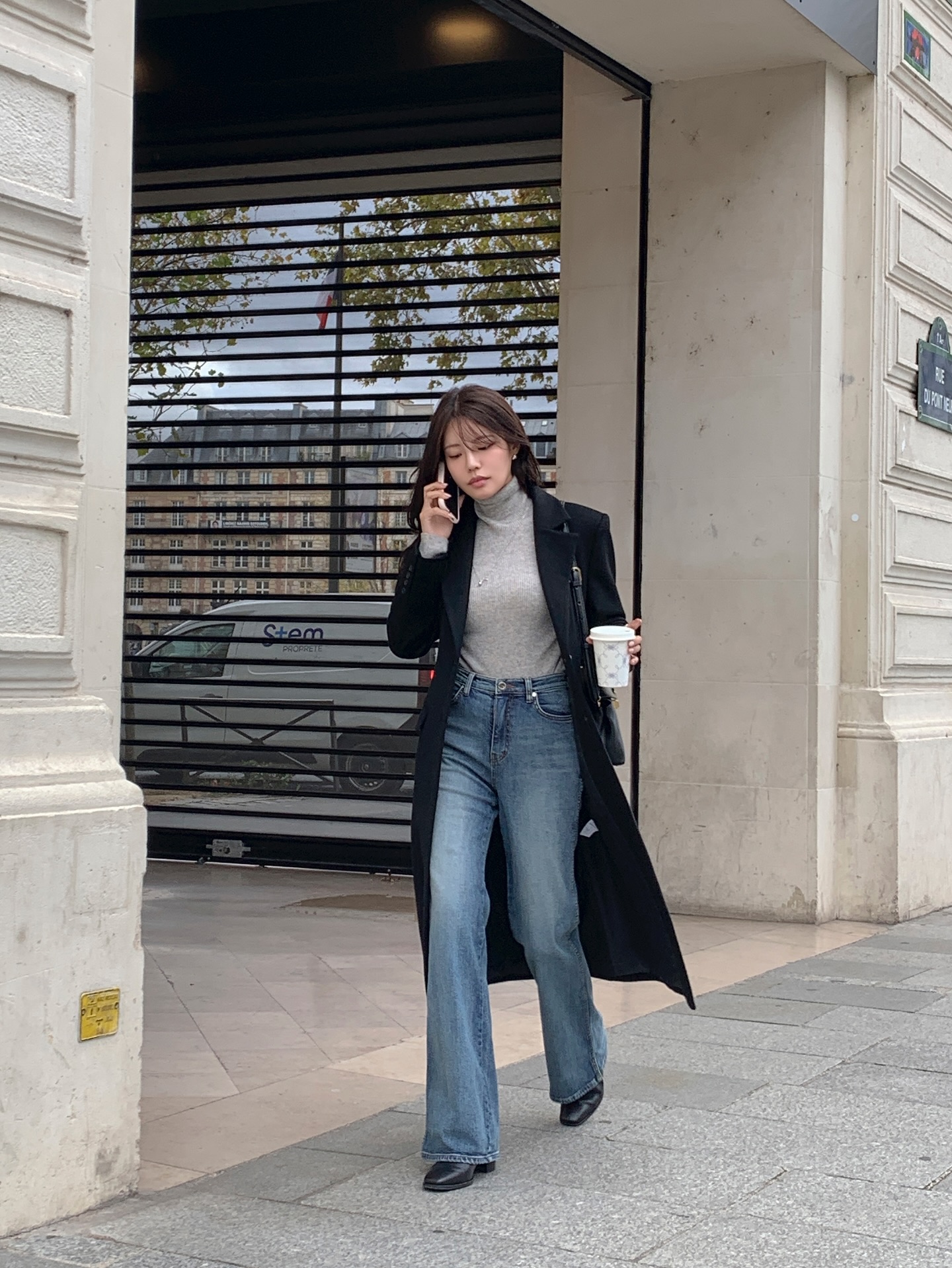 Giày đi với quần jeans: Phải chọn đúng 5 kiểu này thì mới sành điệu từng centimet- Ảnh 3.