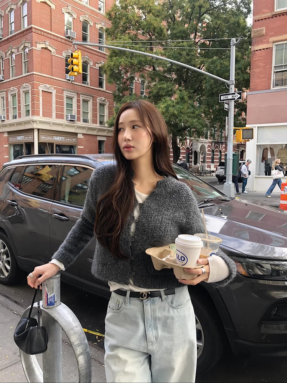 5 cách mặc áo len hack dáng cao ráo và thon thả hơn, chị em chưa chắc đã biết hết- Ảnh 2. 5 cách mặc áo len hack dáng cao ráo và thon thả hơn, chị em chưa chắc đã biết hết- Ảnh 2.