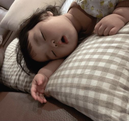 Đằng sau tướng ngủ "xấu" của bé là những điều bố mẹ nên biết- Ảnh 4.