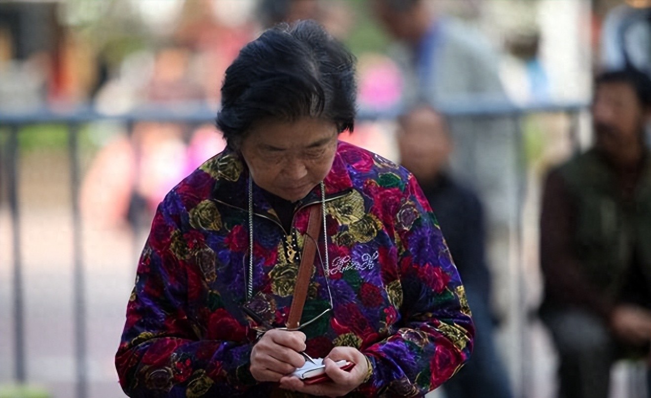 Tôi có gần 2 tỷ tiết kiệm, lương hưu 18 triệu/tháng nhưng vẫn sống cơ cực, chỉ vì đi sai 2 bước sau tuổi 70- Ảnh 1.