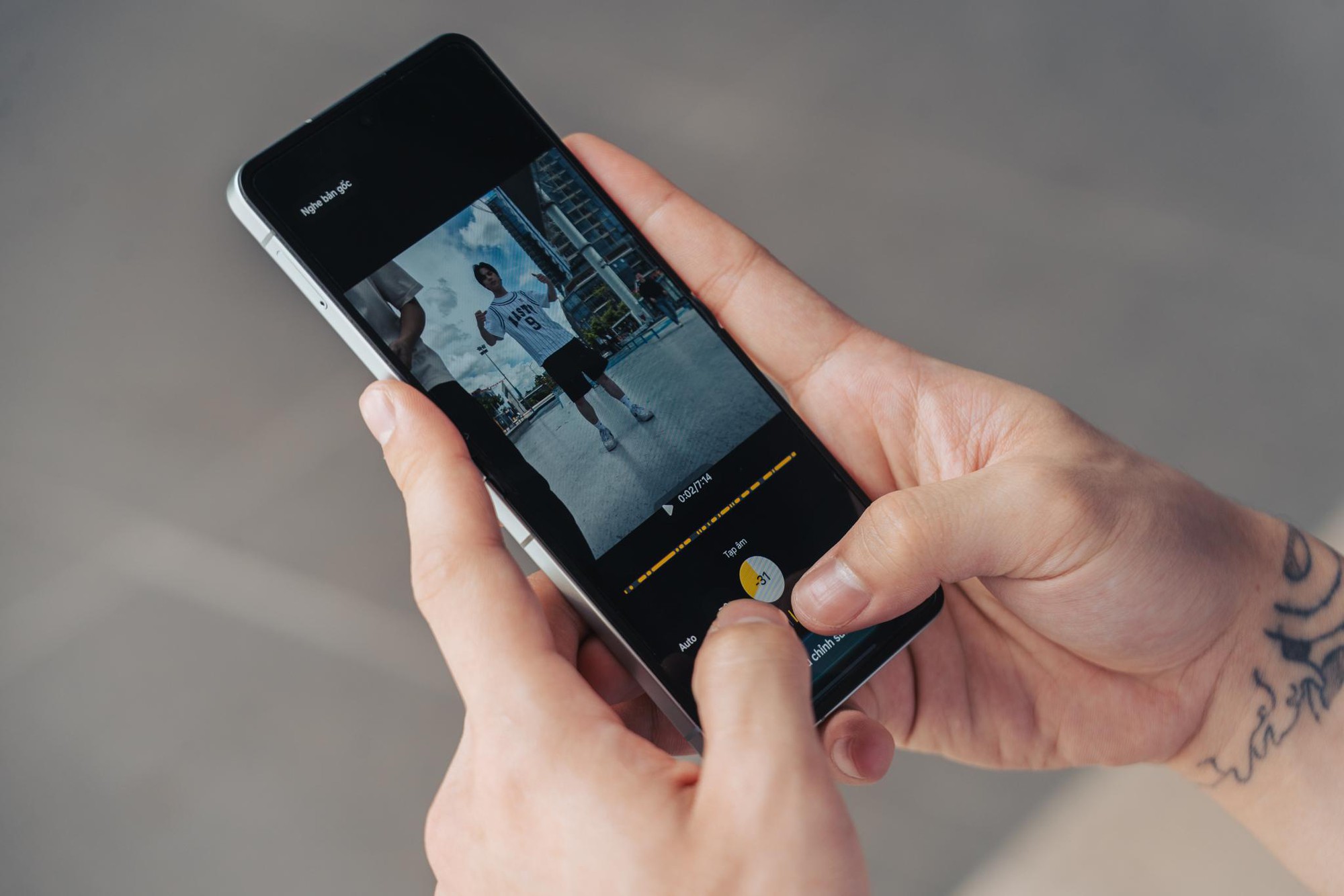 Theo chân một ngày “cực cháy” của tân binh toàn năng Đức Duy với Galaxy Z Flip7- Ảnh 3.