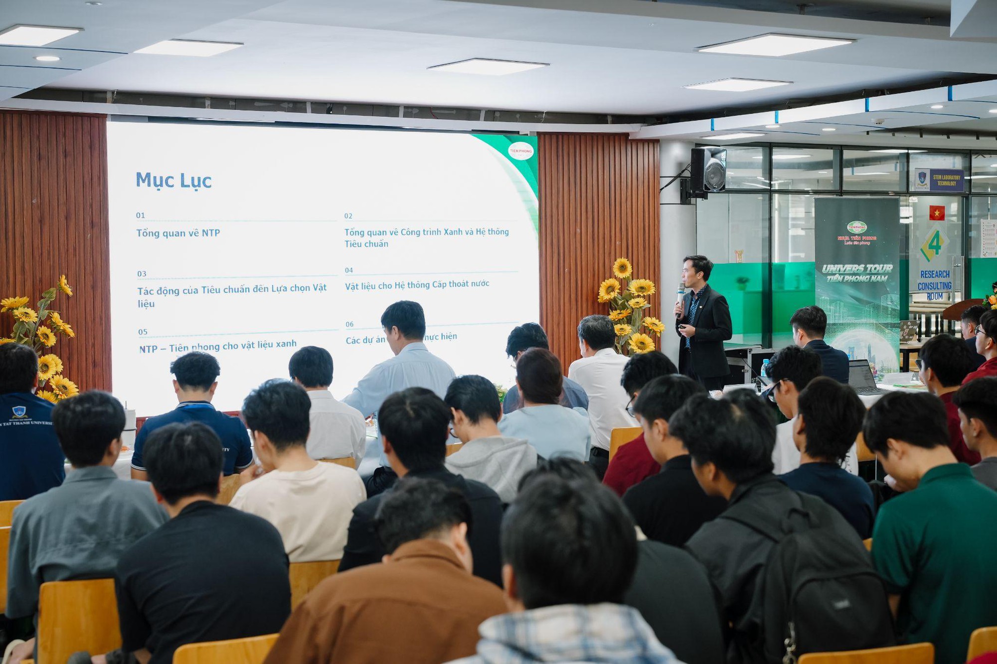 Univers Tour: Hành trình truyền cảm hứng tại ĐH Nguyễn Tất Thành- Ảnh 4.