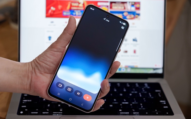 Tránh “bẫy” mua sắm cuối năm nhờ Gemini Live - Trợ lý AI giúp bạn tiêu tiền thông minh- Ảnh 1. Tránh “bẫy” mua sắm cuối năm nhờ Gemini Live - Trợ lý AI giúp bạn tiêu tiền thông minh- Ảnh 1.