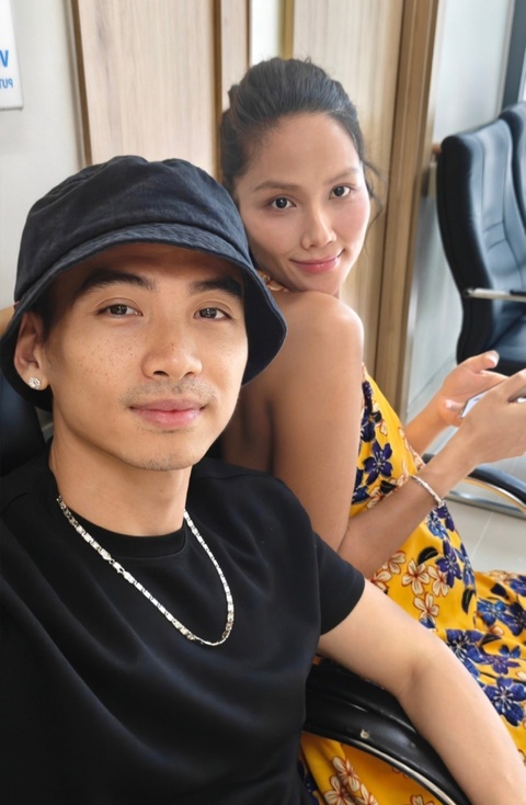 Cứ mỗi lần pha trò, vợ chồng Hoa hậu H'Hen Niê lại phải xin lỗi- Ảnh 13.