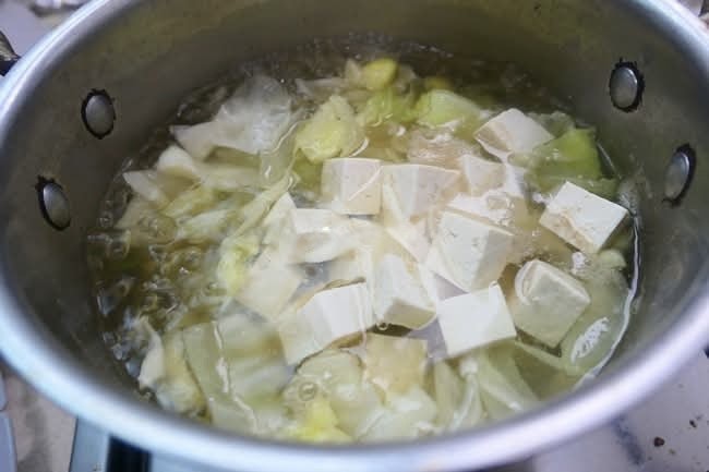 Trời lạnh, gia đình tôi rất thích món ăn này, đun nhỏ lửa trong 10 phút là xong, vừa ấm áp lại ngon miệng- Ảnh 4.