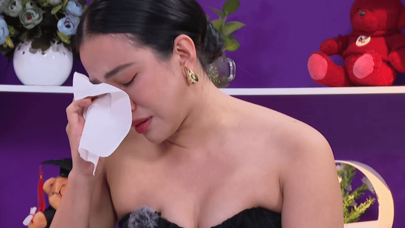 Sao Vbiz khóc nức nở khi con vừa chào đời đã bị ruột nằm ngoài bụng- Ảnh 1.