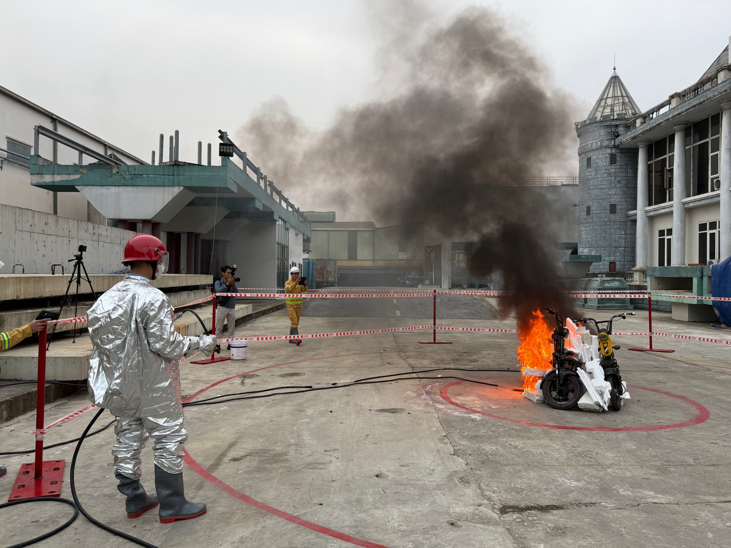 Thế giới đau đầu tìm cách dập lửa pin xe điện, người Việt có lời giải: Đã vượt bài thử khắc nghiệt nhất- Ảnh 1.
