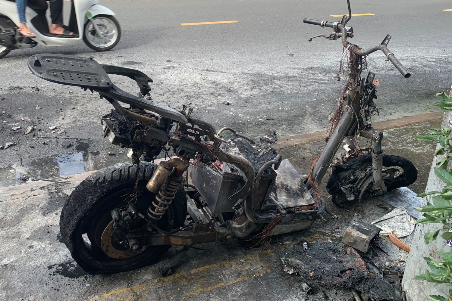 Thế giới đau đầu tìm cách dập lửa pin xe điện, người Việt có lời giải: Đã vượt bài thử khắc nghiệt nhất- Ảnh 4.