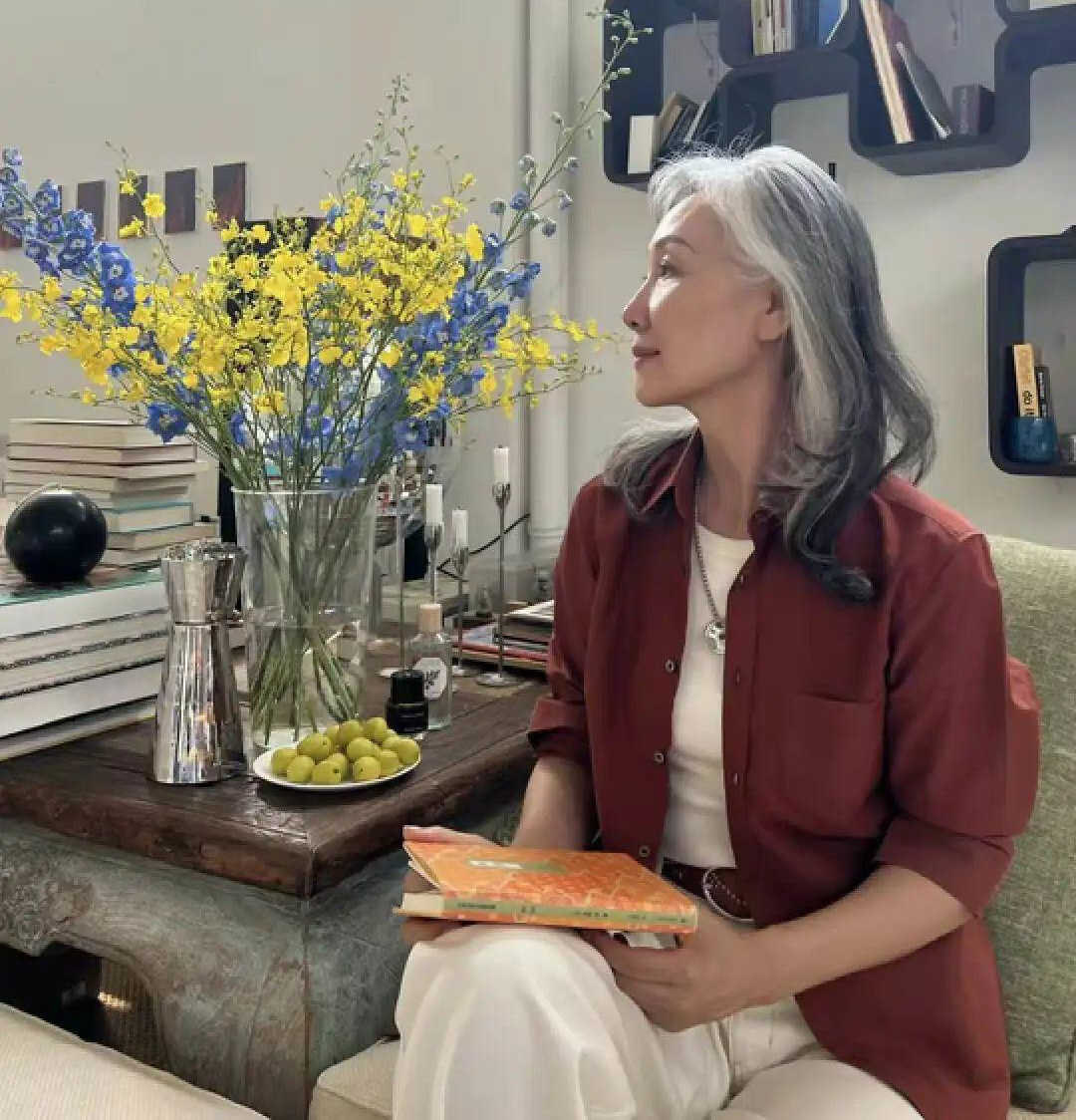 Với mái tóc bạc tự nhiên, phụ nữ trung niên nên uốn tóc, tạo độ phồng, nhìn sẽ trẻ và quý phái hơn- Ảnh 5.