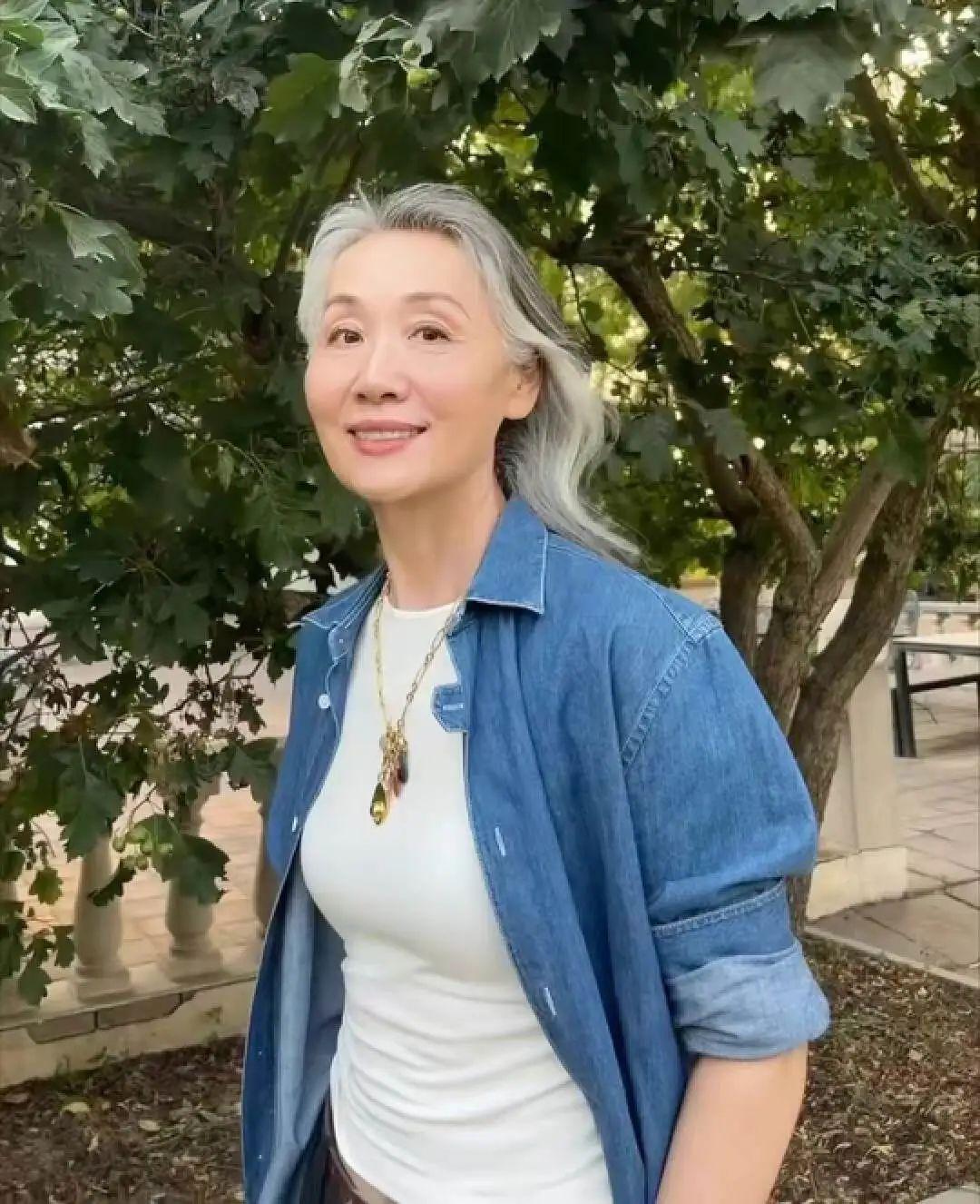 Với mái tóc bạc tự nhiên, phụ nữ trung niên nên uốn tóc, tạo độ phồng, nhìn sẽ trẻ và quý phái hơn- Ảnh 9.