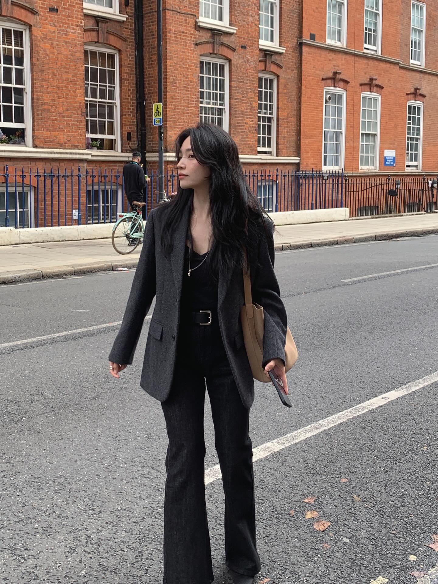 Áo blazer mặc với 4 item này là đẹp hoàn hảo: Thanh lịch từ công sở ra phố- Ảnh 9.