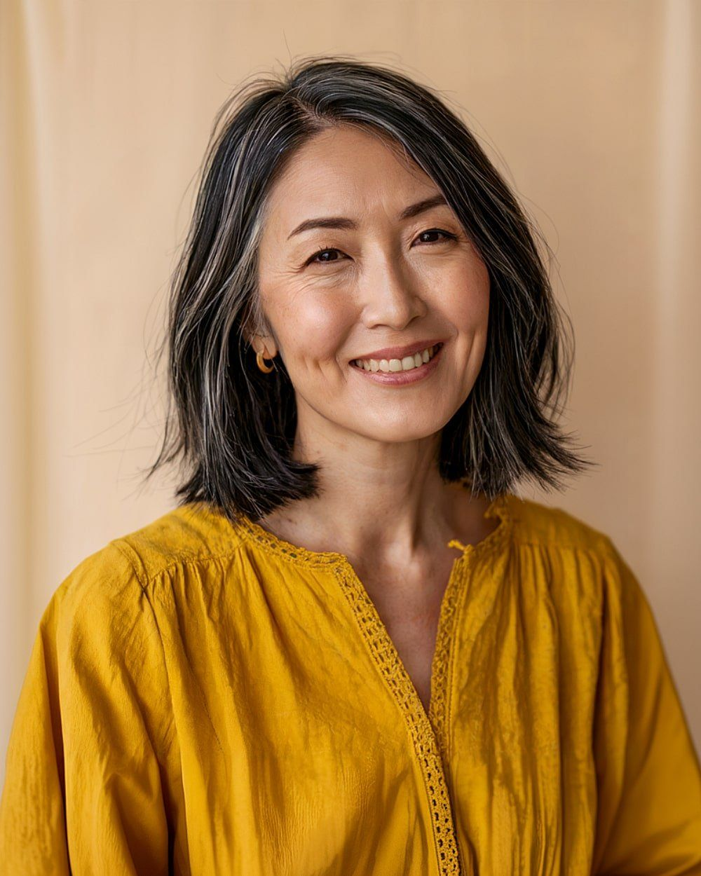 Với mái tóc bạc tự nhiên, phụ nữ trung niên nên uốn tóc, tạo độ phồng, nhìn sẽ trẻ và quý phái hơn- Ảnh 7.