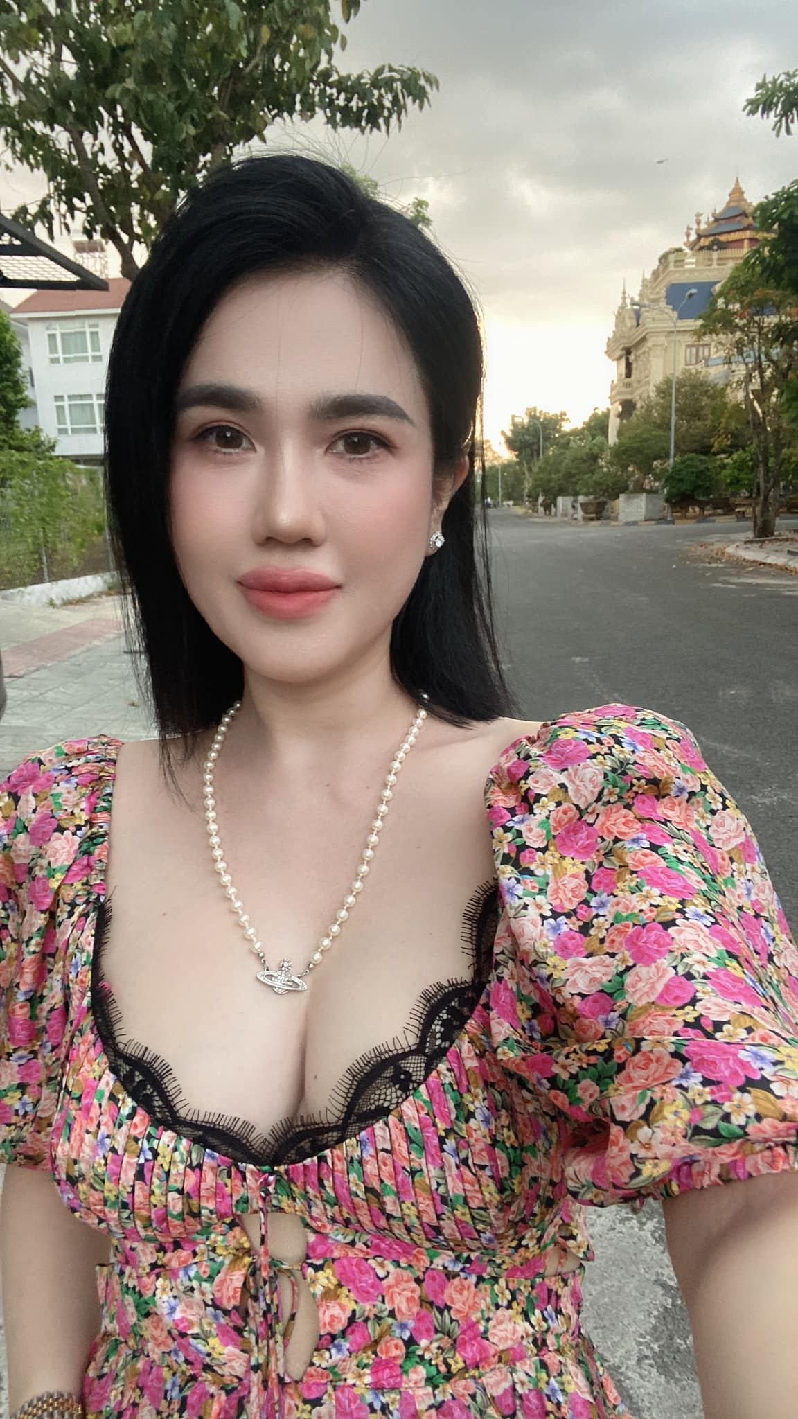 Chị gái Ngọc Trinh: Mẹ 3 con tuổi U50 body sexy nghẹt thở, các con hưởng trọn 