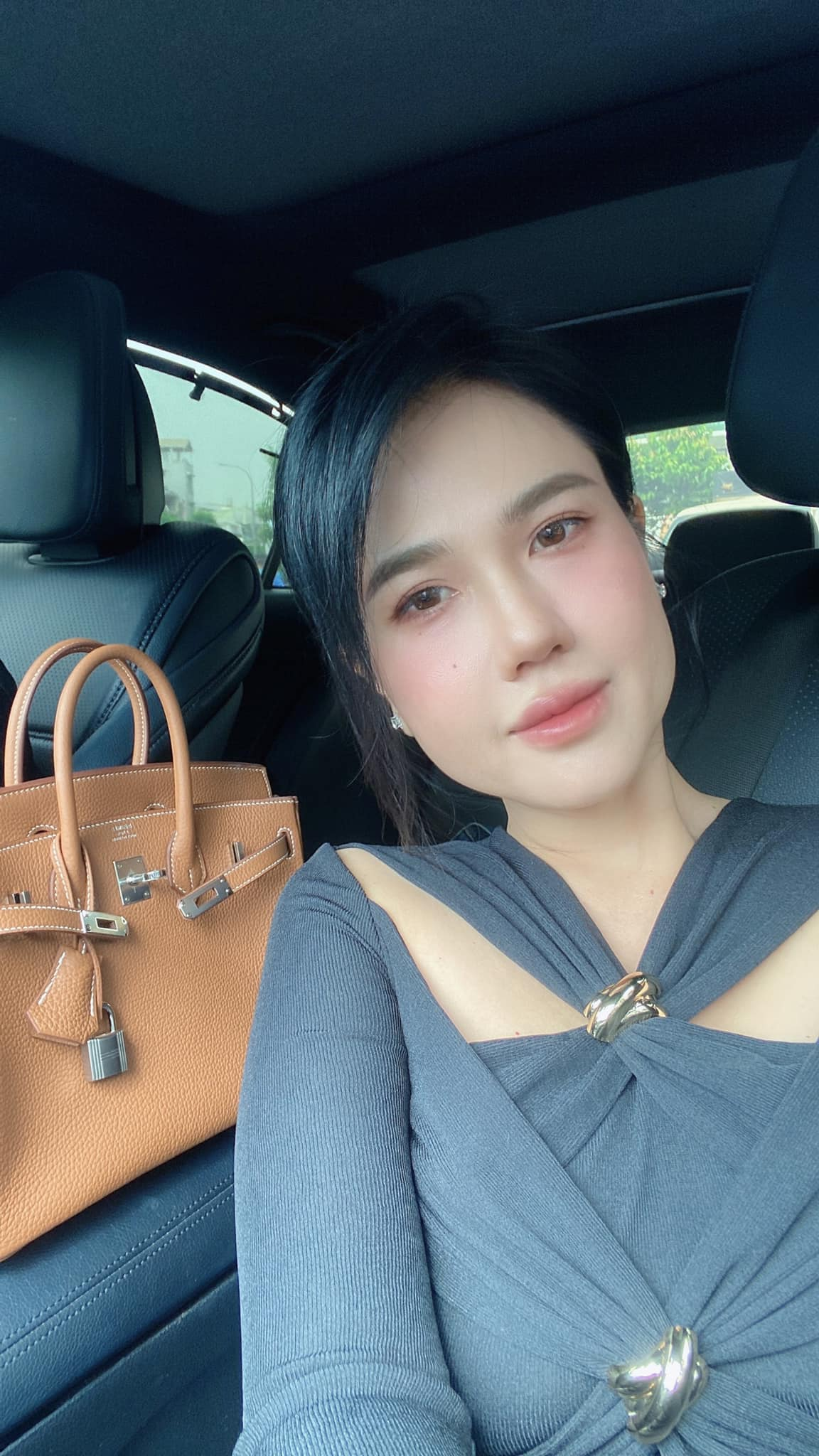 Chị gái Ngọc Trinh: Mẹ 3 con tuổi U50 body sexy nghẹt thở, các con hưởng trọn 