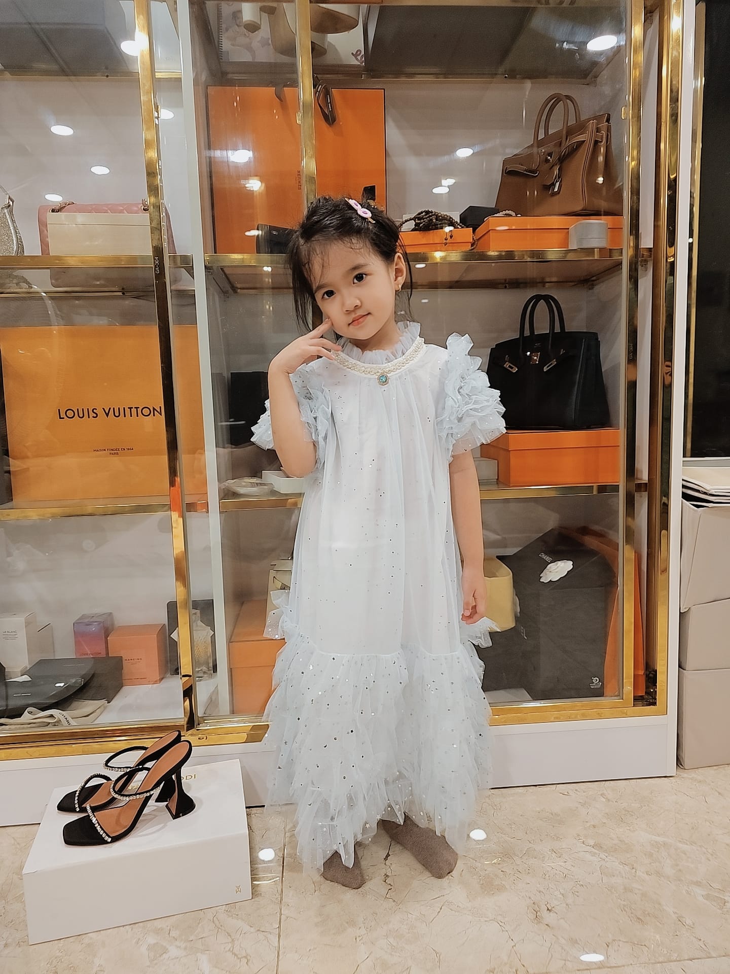 Chị gái Ngọc Trinh: Mẹ 3 con tuổi U50 body sexy nghẹt thở, các con hưởng trọn 